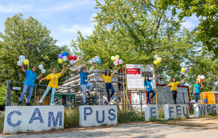Kinder stehen auf Steinen die das Wort "Campus Efeuweg" bilden.